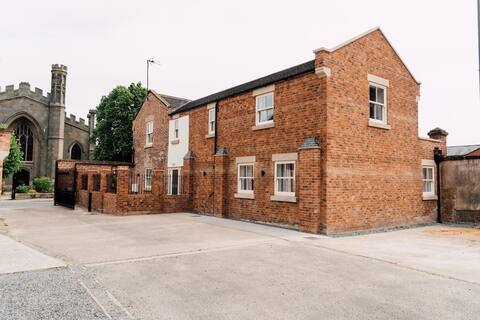 5 bedroom, 5 Bathroom Serviced Accommodation.