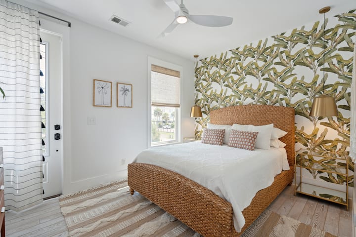 Spálňa pre hostí na prízemí, manželská posteľ Queen a vlastná kúpeľňa s výhľadom na oceán