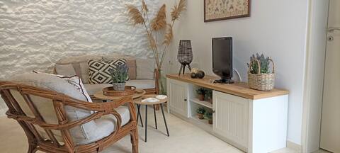 Small Quiet House in a friendly village neig/hood