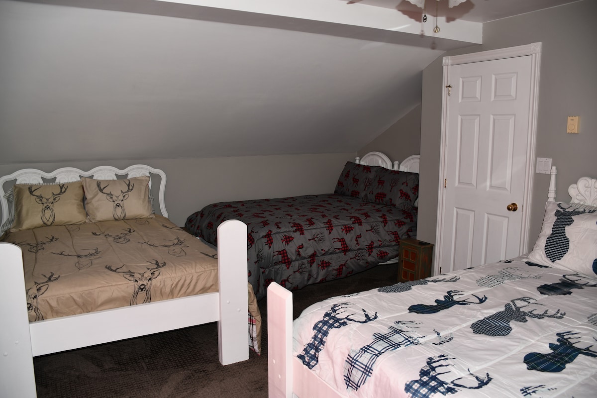 Spálňa 2 - jedna menšia manželská posteľ a dve manželské postele