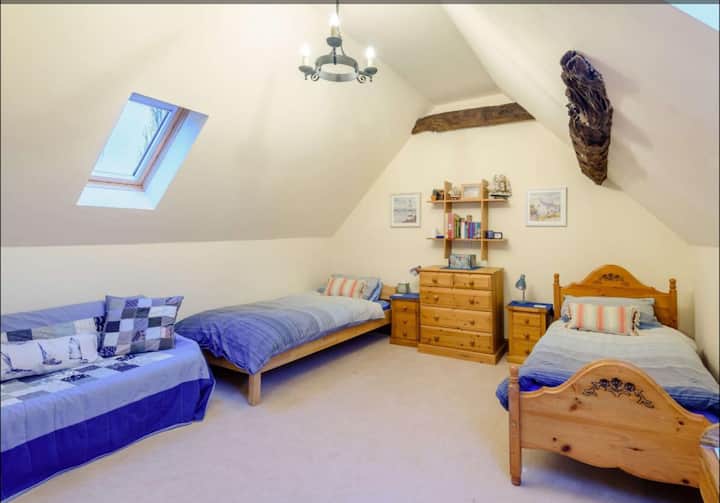 ห้องนอนเตียงแฝดพร้อมตัวเลือกในการดึงเตียงโซฟาออกมาเป็นเตียงหลังที่ 3 ในห้องนั้น