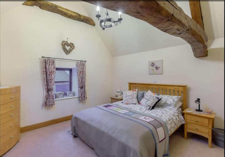 ห้องนอนใหญ่พร้อมเตียงขนาดคิงไซส์ โปรดทราบว่าคานอายุ 400 ปี