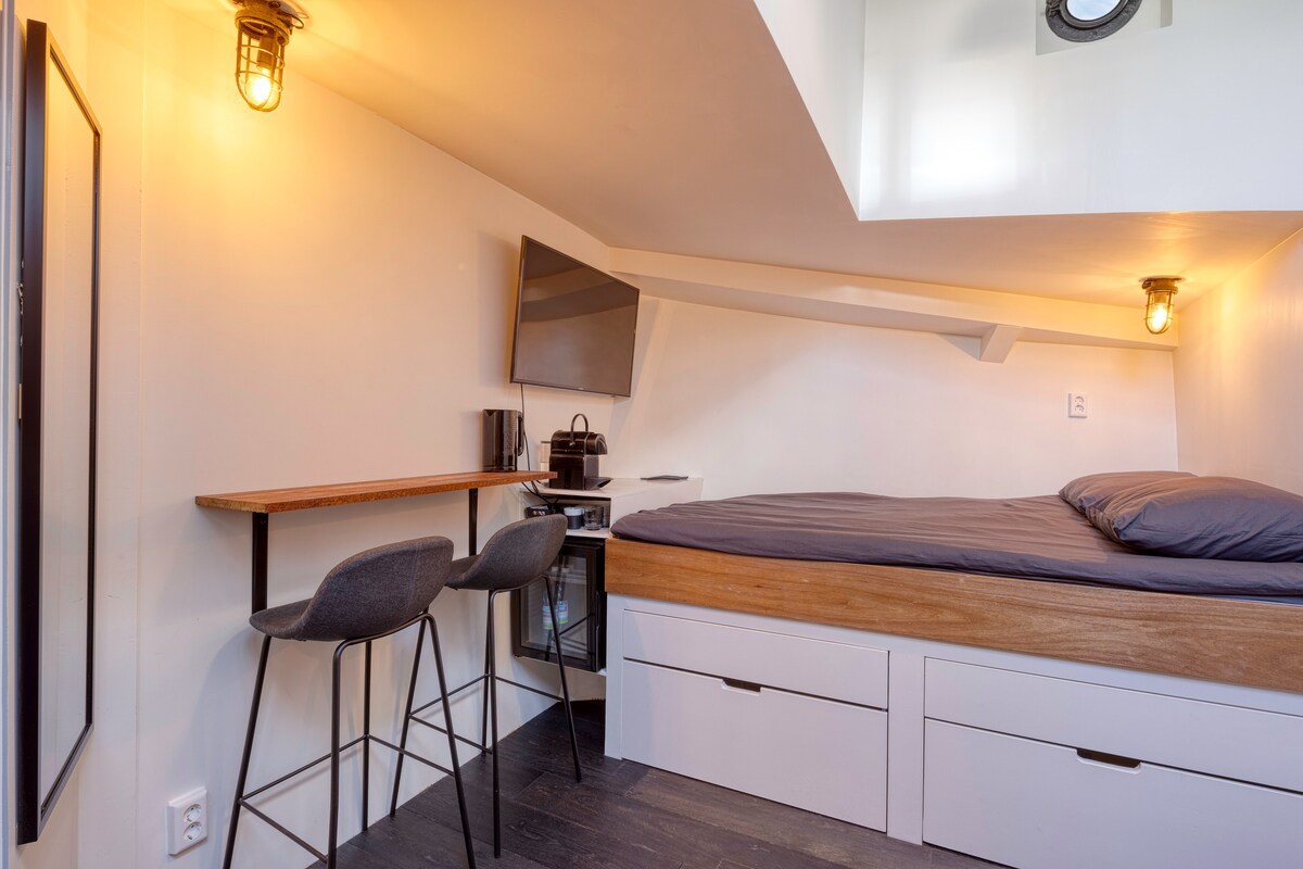 سرير سفينة مع خزانة ملابس وشاشة مسطحة وبار صغير وغلاية ونيسبريسو