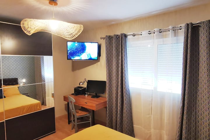 Chambre avec lit double 160 cm,
Télévision, très grand placard