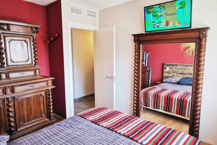 Chambre avec lit double 160 cm,
Télévision.