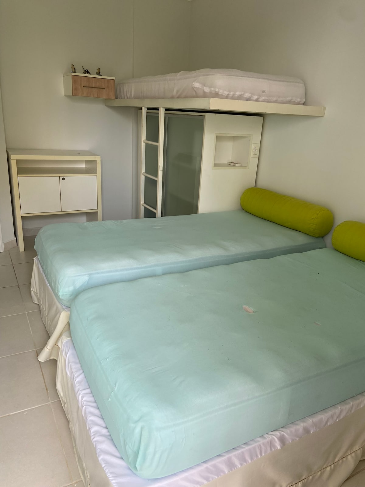 2号卧室配备双层床、2张单人床或1张双人床（只需连接）。 免费储物柜，用于存放行李、衣物。 配有空调和吊扇。 