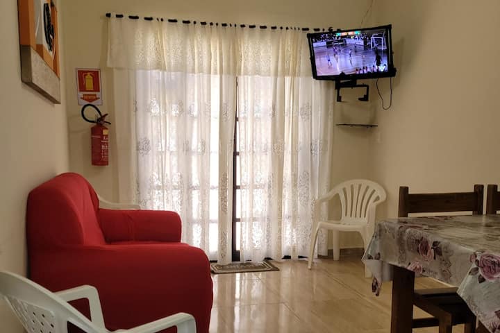 sala de estar con un sofá y un televisor