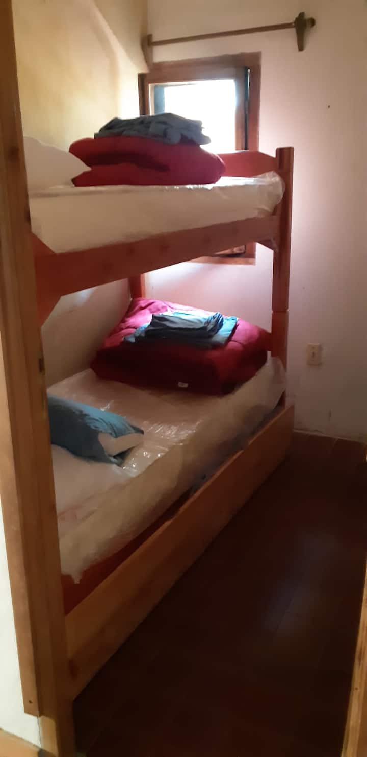 חדר שינה קטן עם מיטת קומותיים משולשת, לילדים או לבני נוער 