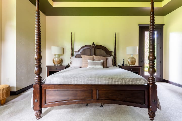 Dormitorio principal con cama Cali-King. Ubicado en la planta principal