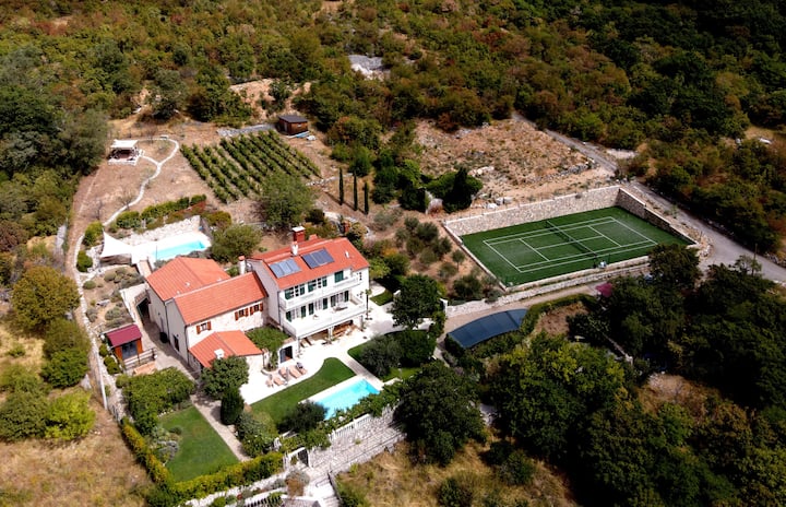 VinodolSun: Luxury for 18 pax, tennis, sauna, pool