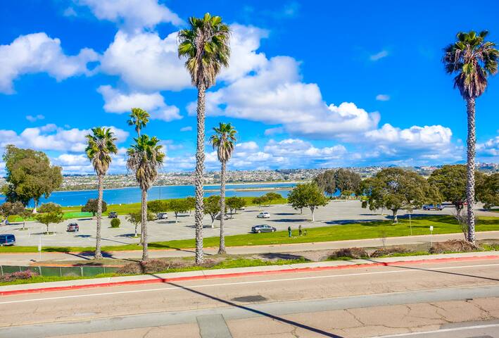 The Crown Jewel Villa with AC!Bikes,Kayak and SUP! gallery image 3