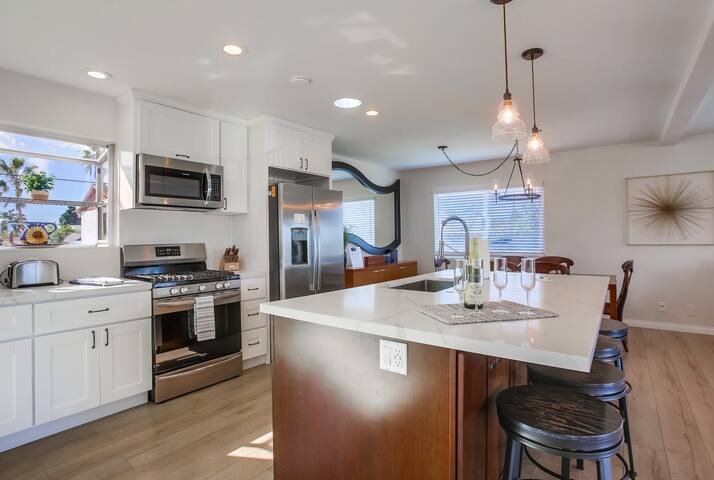 The Crown Jewel Villa with AC!Bikes,Kayak and SUP! gallery image 4