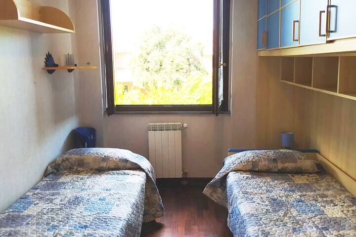 Prima Stanza con letti singoli 1 piano

First room with two single beds, 1st floor