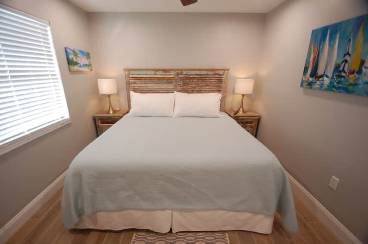 سرير كبير في غرفة النوم