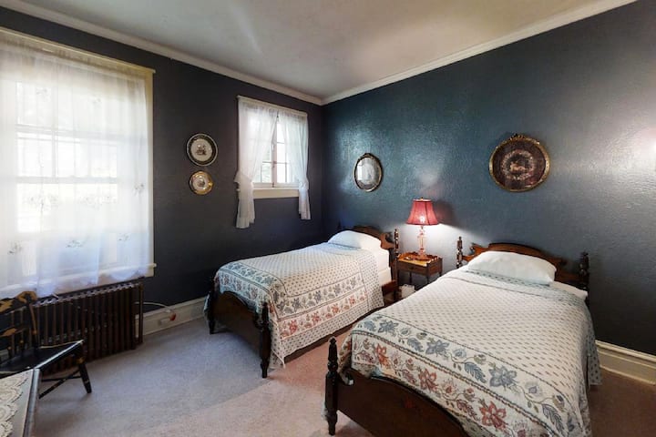 Fifth bedroom, two twin beds