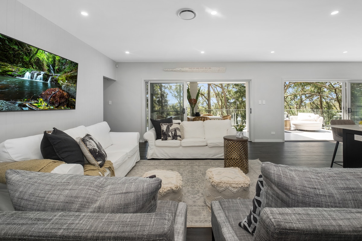 Top Airbnb: Indulge in Luxury. 4 Bed House at Macs Beach in Central Coast Council