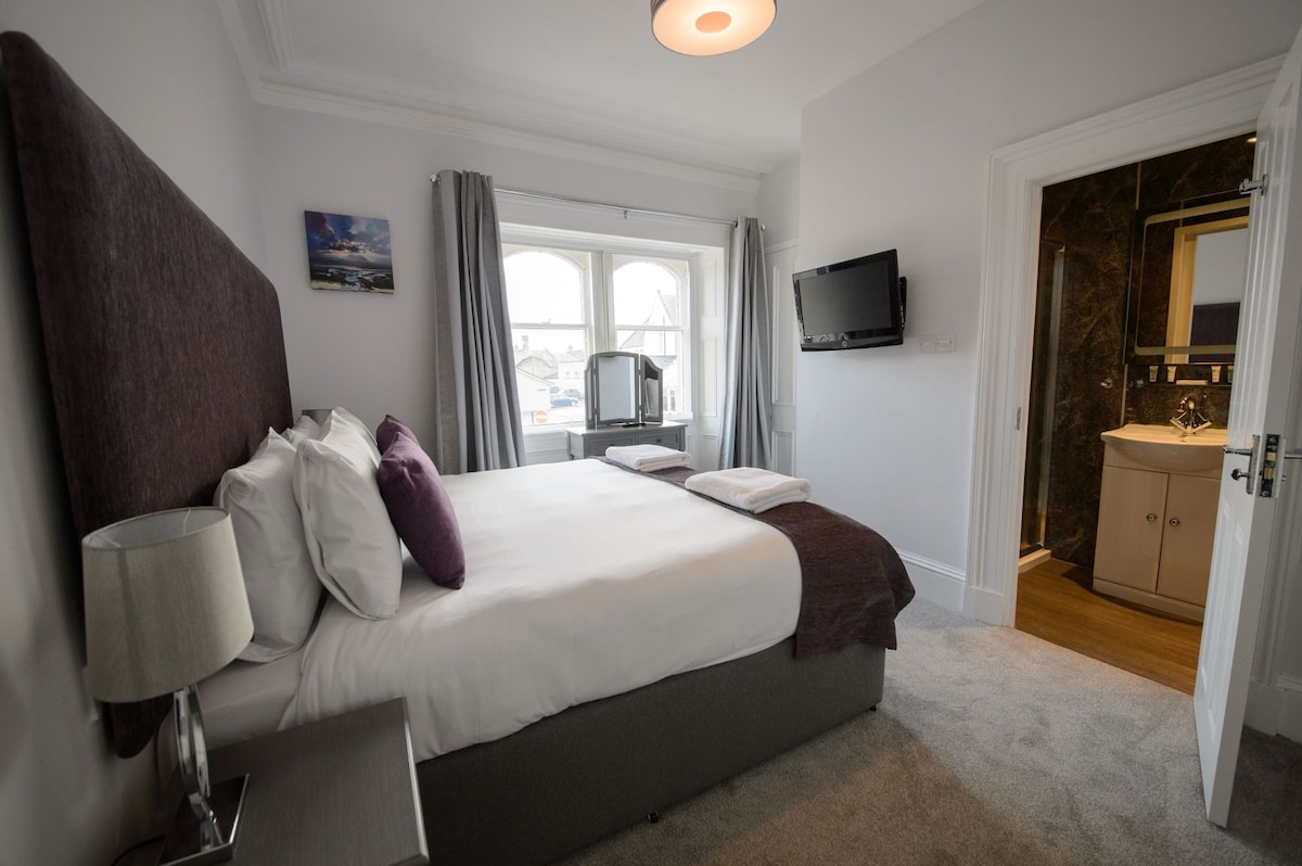 חדר שינה צמוד עם מיטת סופר קינג