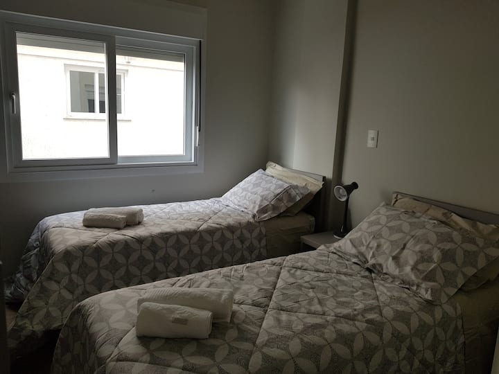 第二间宿舍，加大双人床可分为两张单人床。 