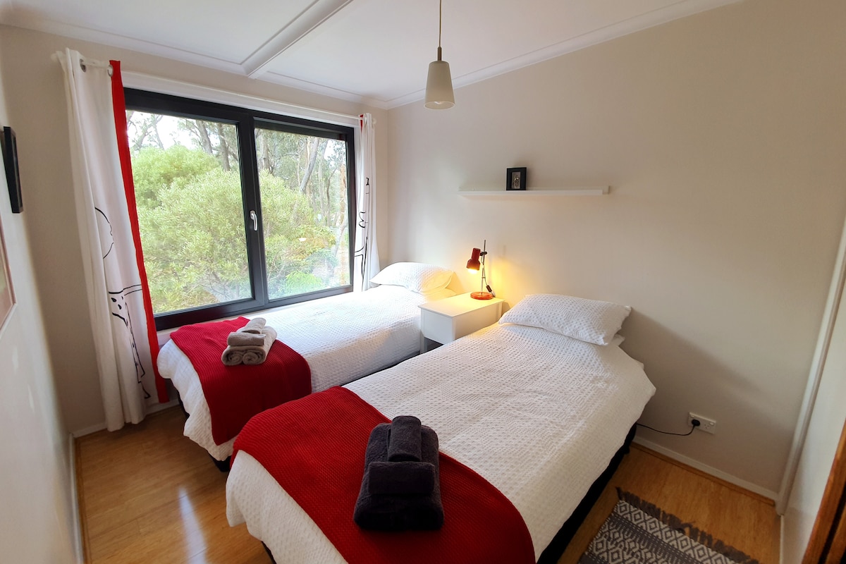 Dos camas individuales. Habitación acogedora pero espaciosa con armario empotrado. 