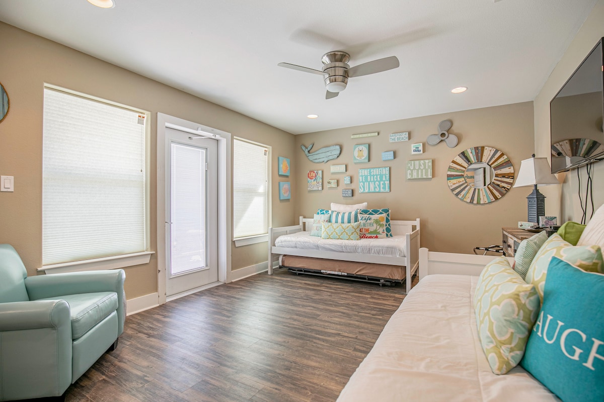 Spálňa 5 so 4 posteľami a bezbariérovou kúpeľňou + prístup na zadnú terasu pri oceáne na 1. poschodí.