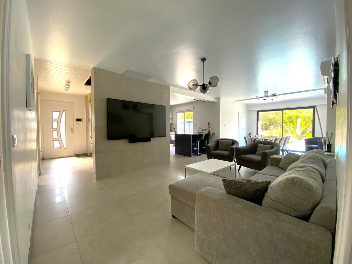 Propriété Airbnb réussie: Villa with pool, jacuzzi, sauna, and electric car charging station à Saint Raphaël
