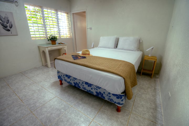 Основна спална соба со сопствена бања со тоалет