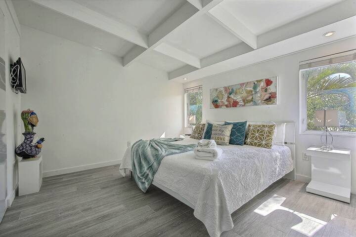 Exclusive Waterfront Tropical House ~ Pool ~ gallery image 5