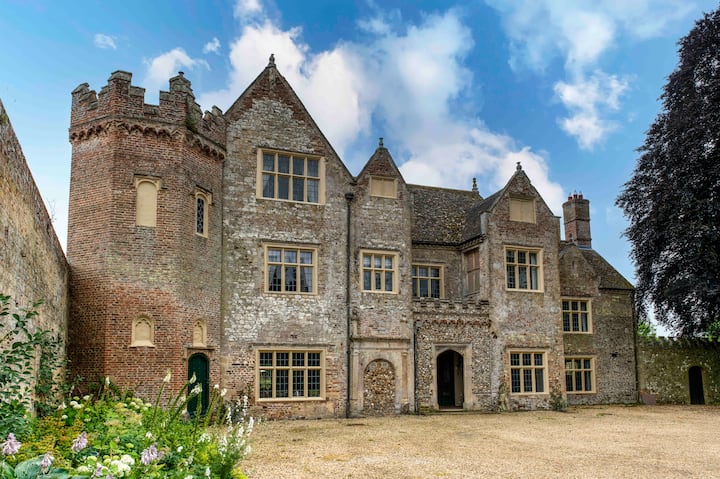 Manor house with natural swimming pool & sauna