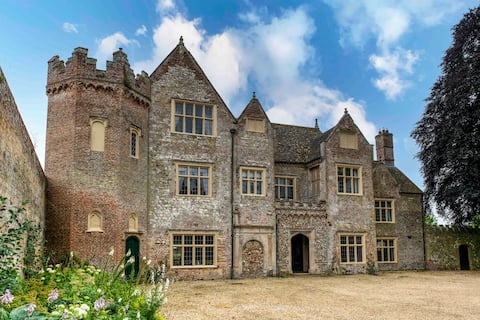 Manor house with natural swimming pool & sauna