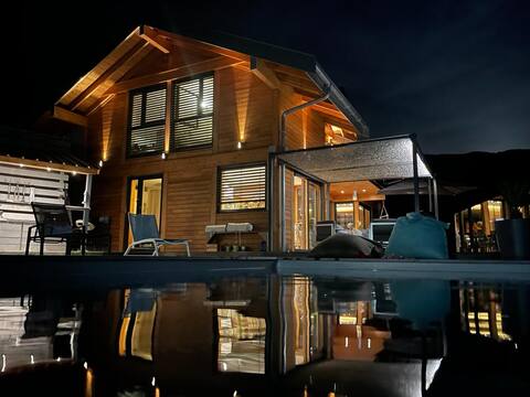 Beautiful Alpine chalet, hot tub and mountain view
