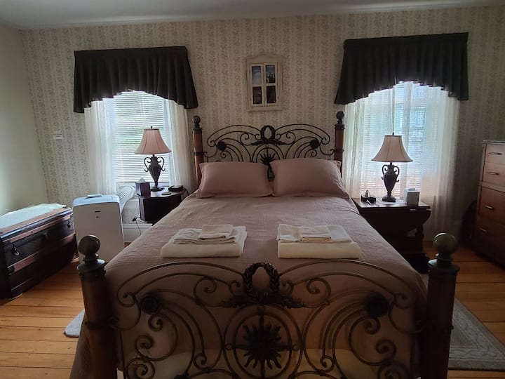 Dormitorio principal: cuenta con una cómoda cama tamaño queen, dos cómodas, un armario completo y una plancha y tabla para tu comodidad.