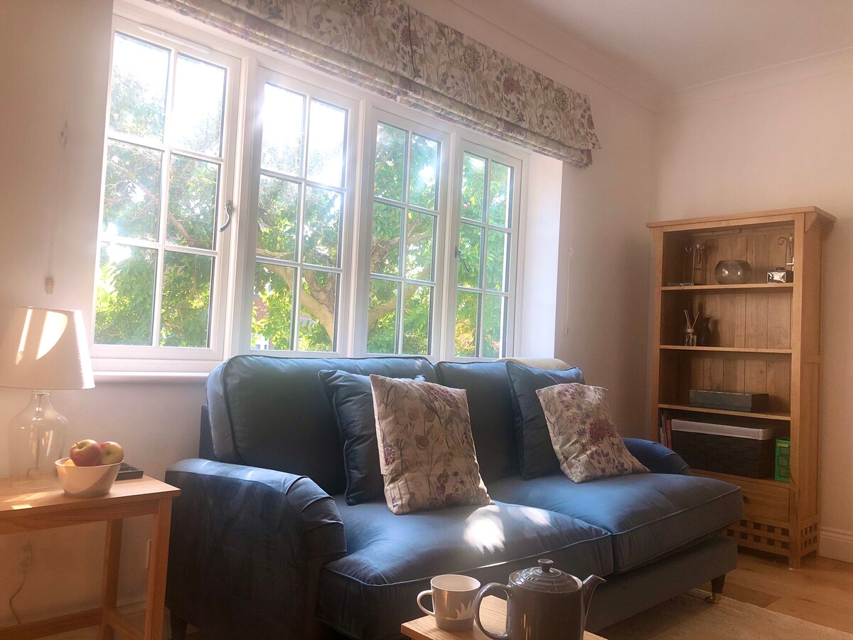 Top performing Airbnb: Peaceful Thames location for families & friends in Elmbridge