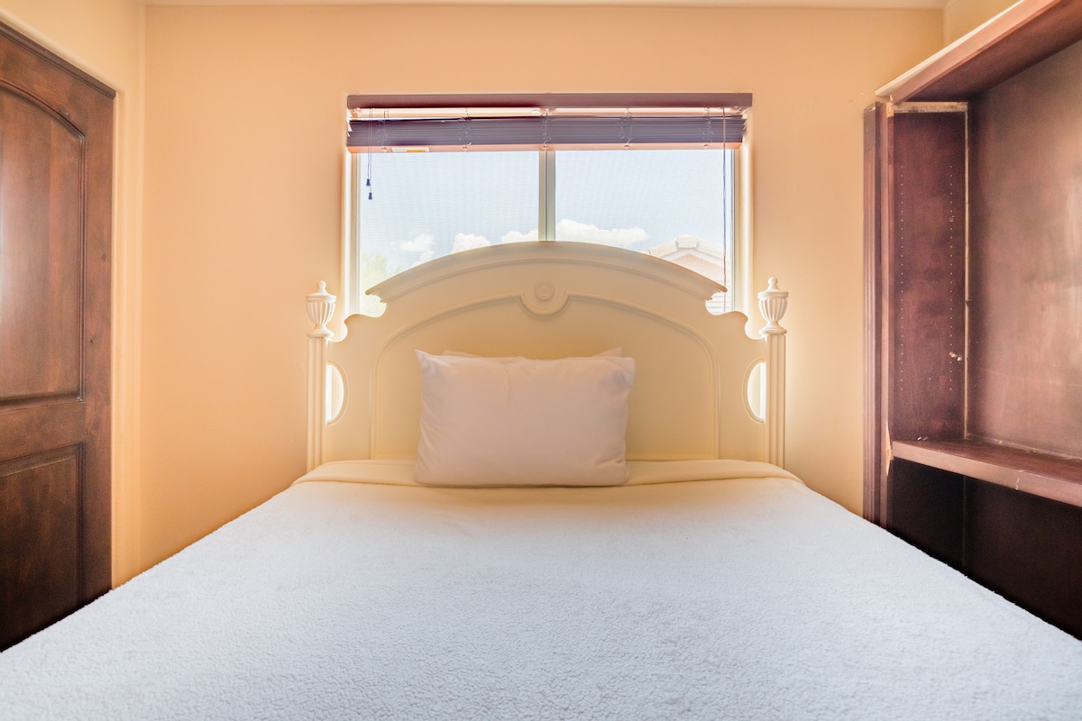 Სტუმრების საძინებელი 2 50"-იანი ტელევიზორით