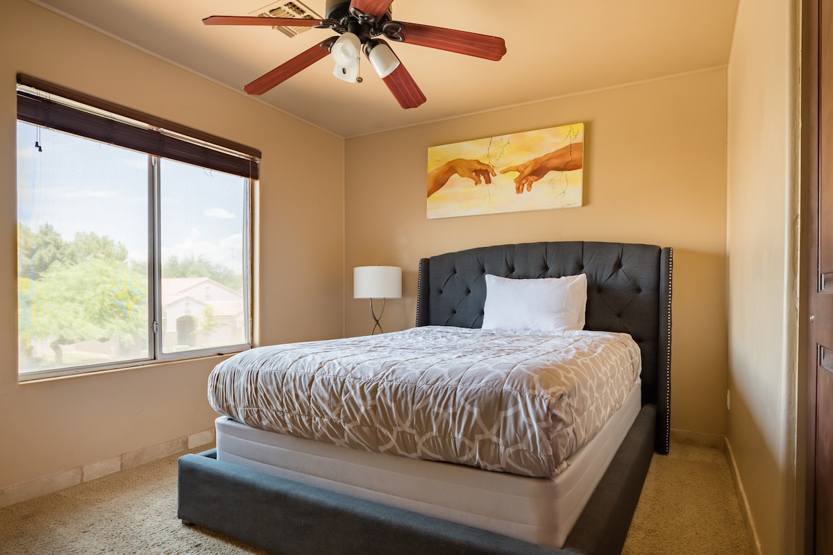 Სტუმრების საძინებელი 3 50"-იანი ტელევიზორით ოთახში