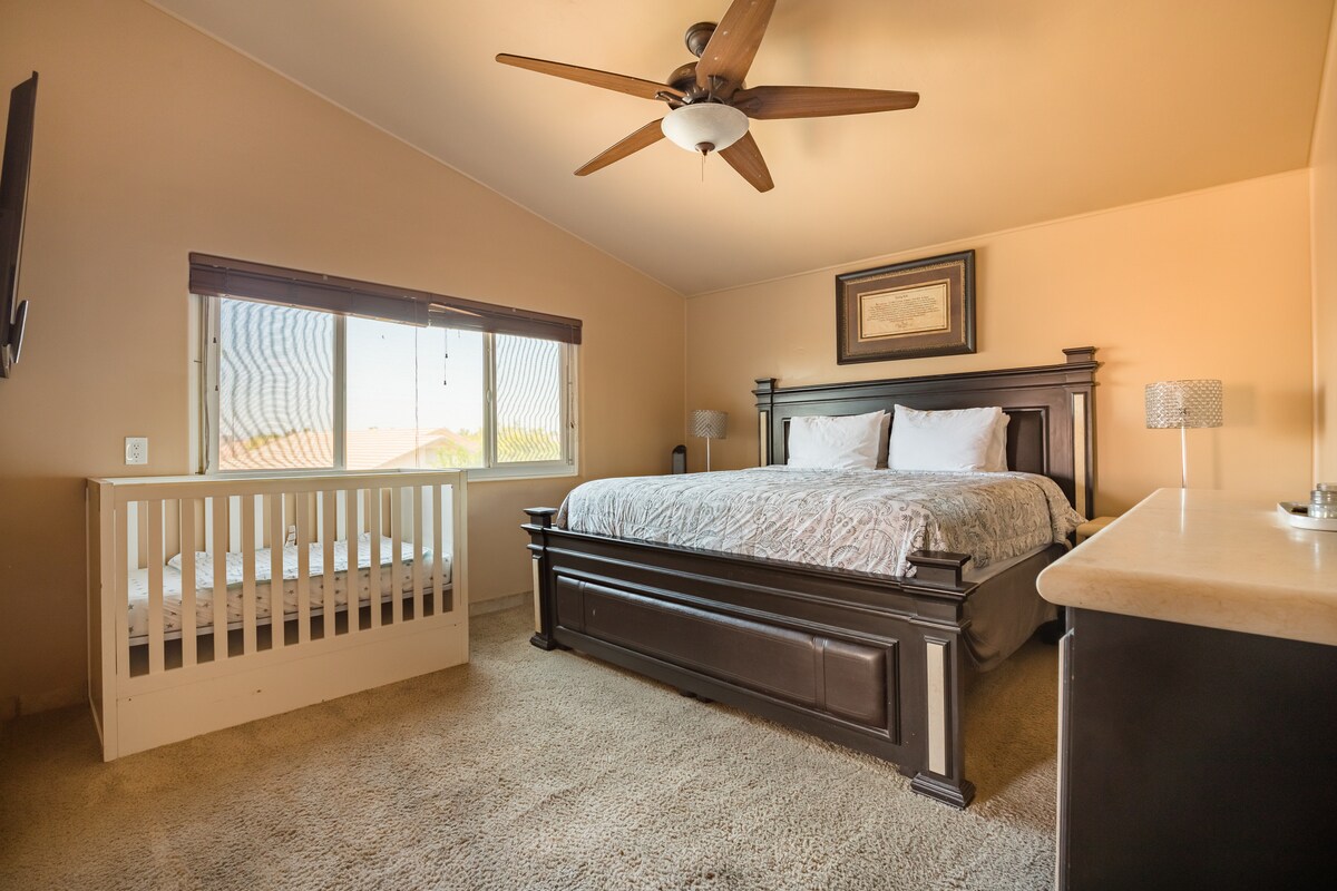 Მთავარი საძინებელი ჩვილის საწოლით და 50"-იანი ტელევიზორით 