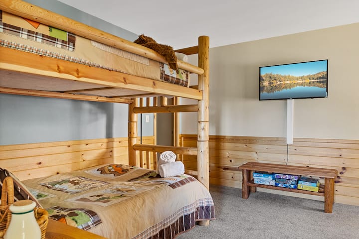 The Bear Bunk Room: ¡cama completa en la cama doble inferior en la parte superior con ventilador, trineos, TV y toneladas de juegos para jugar!