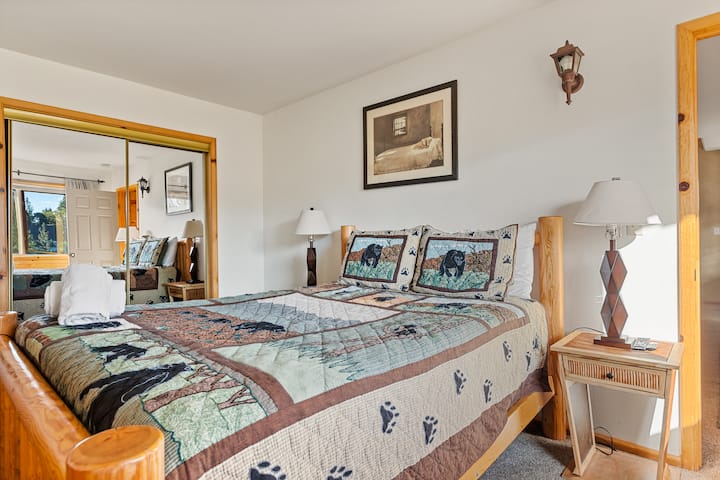 The Bearpaw Room: un segundo dormitorio en la planta baja bellamente decorado con su propio armario, cama tamaño queen y TV de 42pulgadas con Firestick .