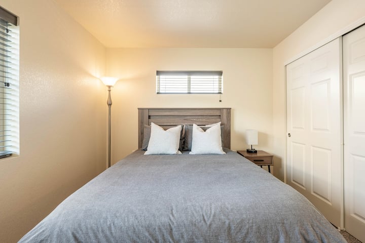 Chambre Ouest - Lit Queen Size, deux placards