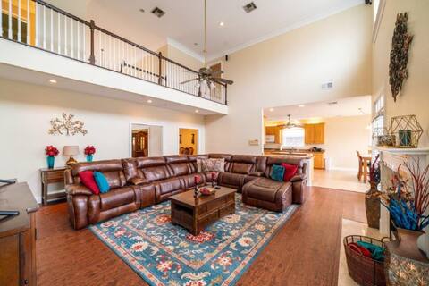 Spacious Home for 12, Near New Orleans Airport!