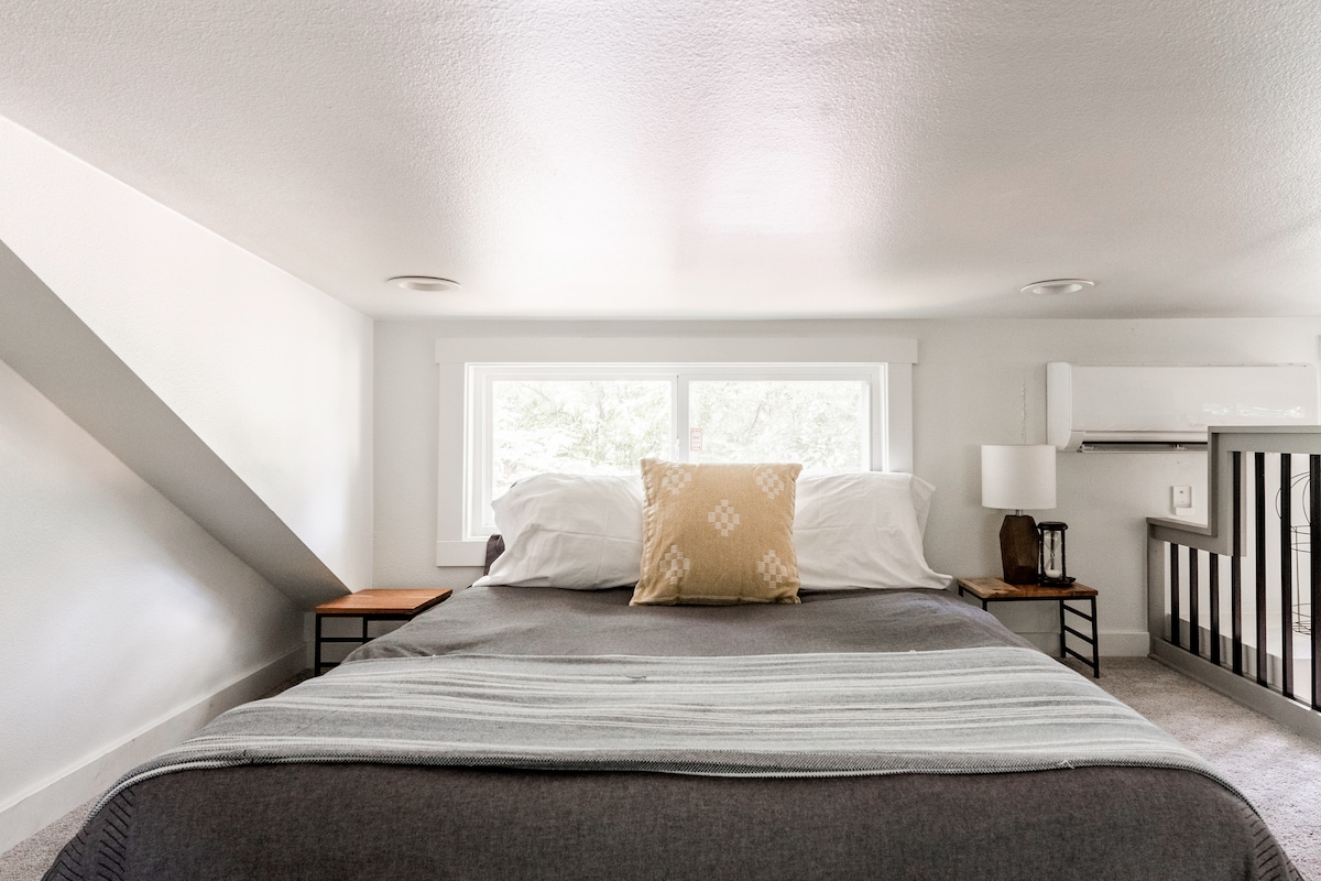 Moonshine Cottage | Free Bikes | East Austin Stay