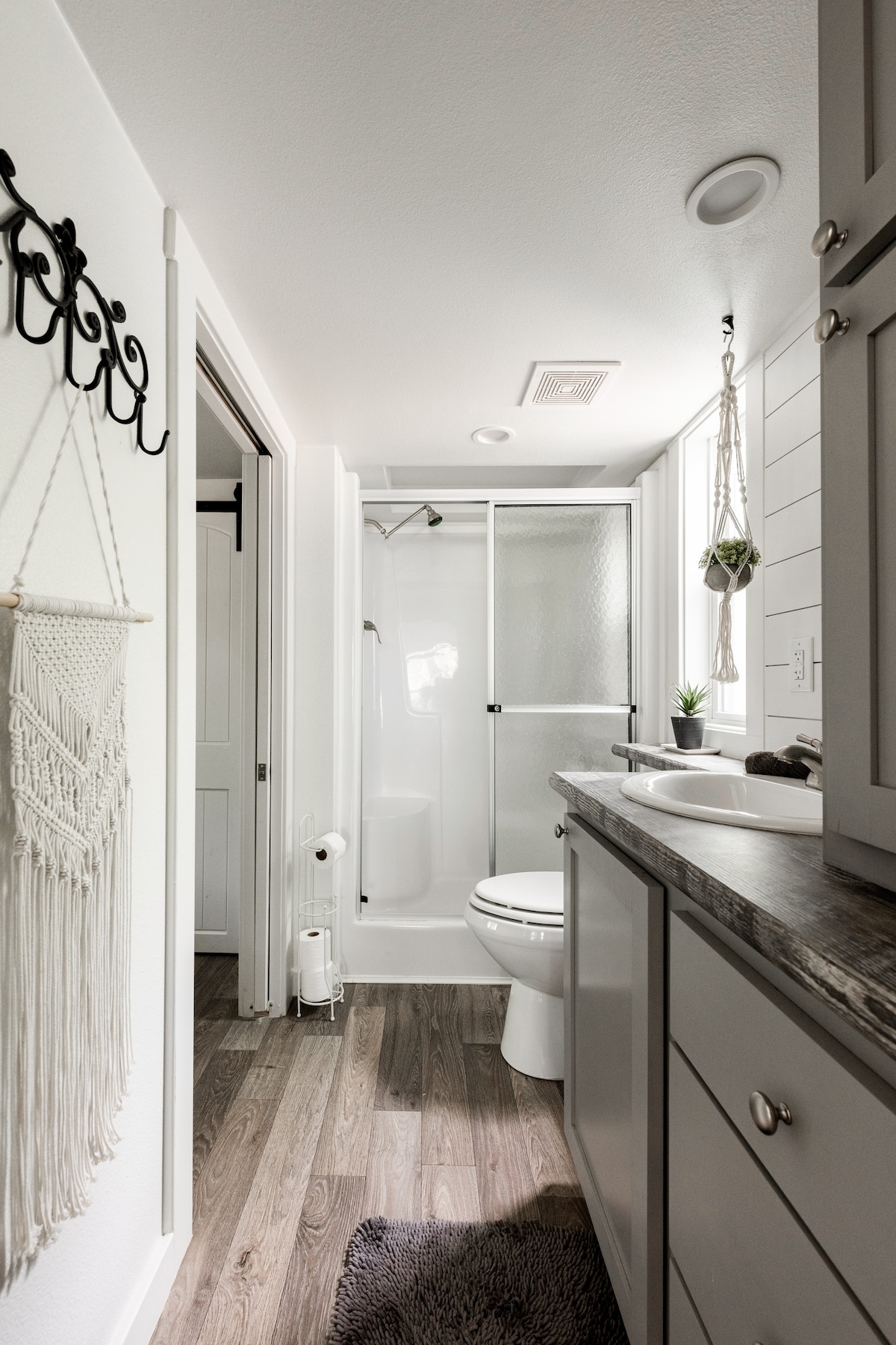 Moonshine Cottage | Free Bikes | East Austin Stay