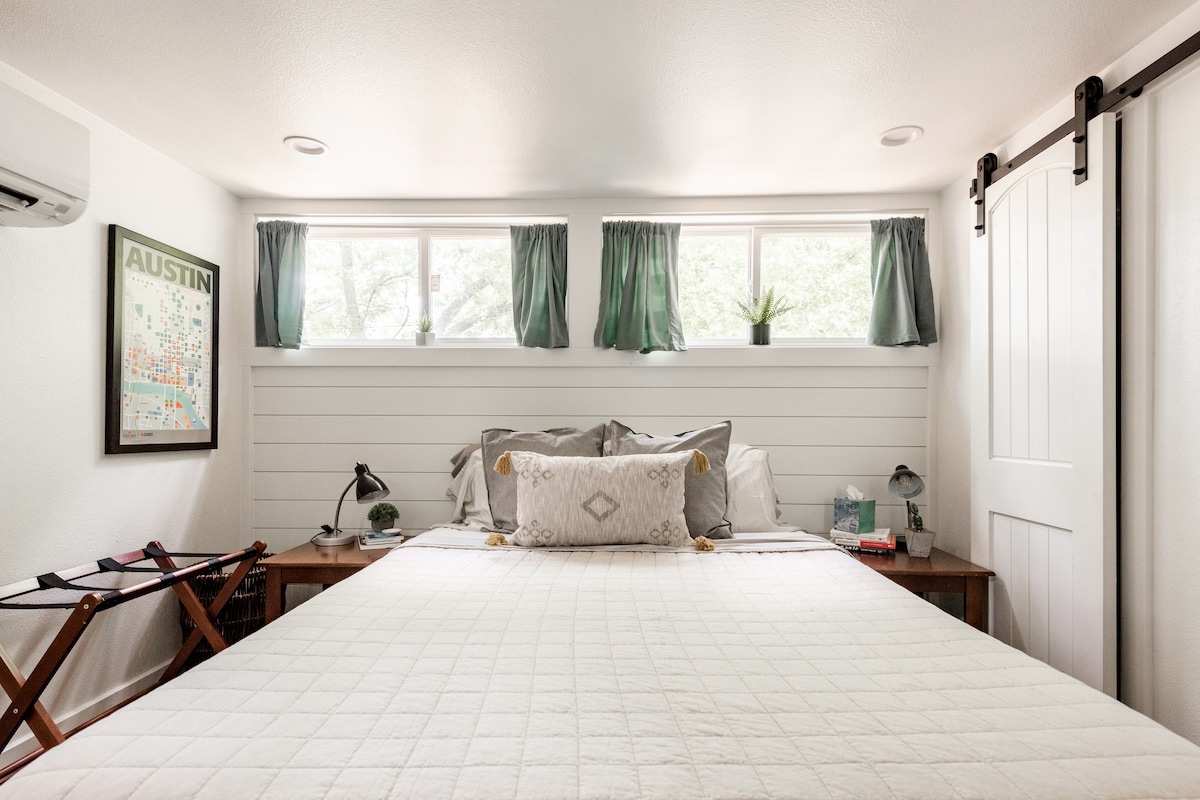 Moonshine Cottage | Free Bikes | East Austin Stay
