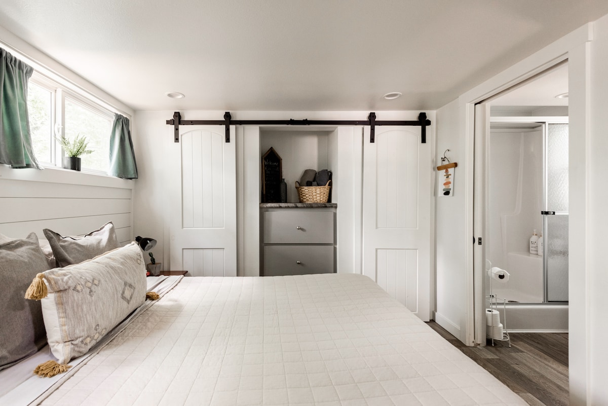 Moonshine Cottage | Free Bikes | East Austin Stay