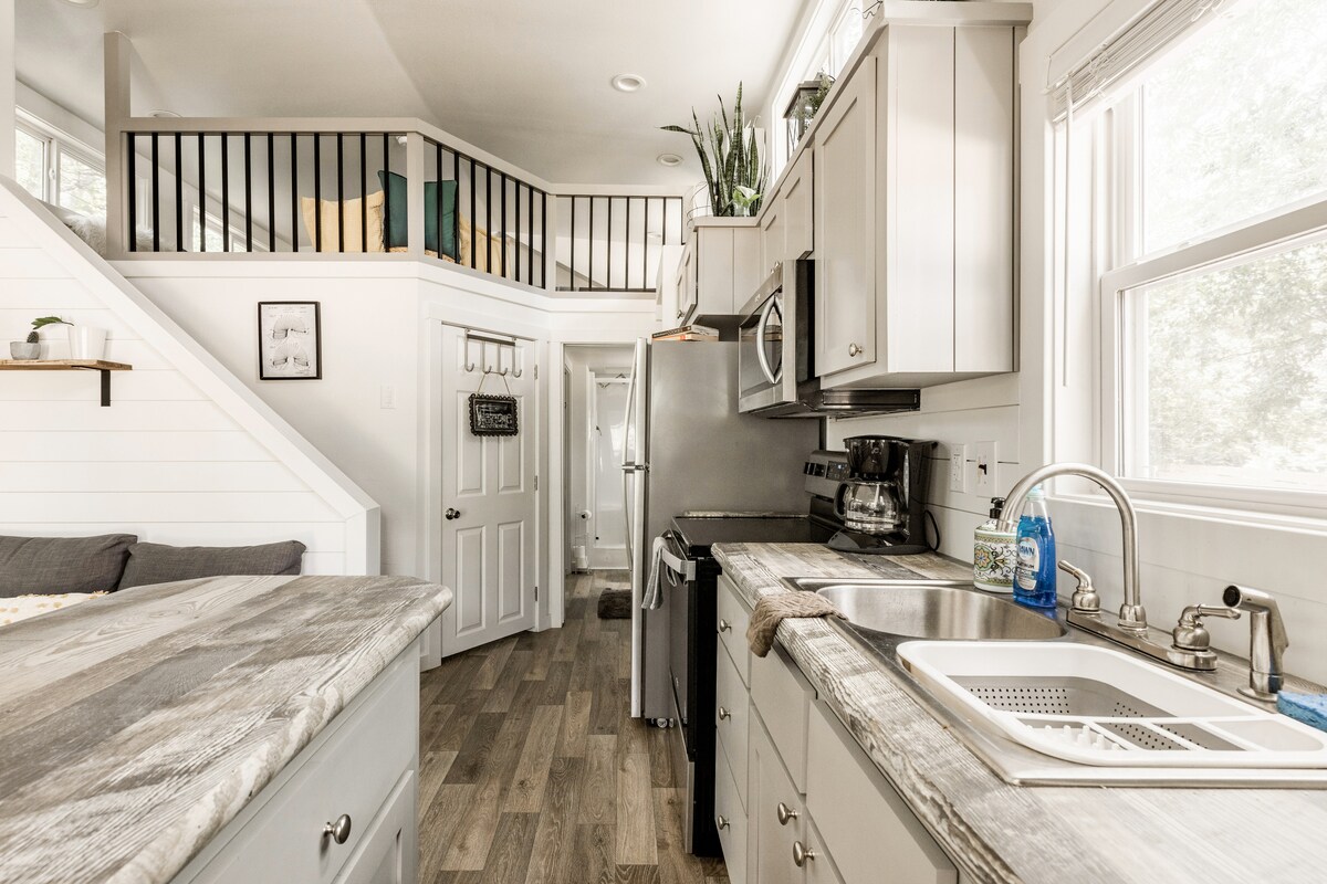 Moonshine Cottage | Free Bikes | East Austin Stay