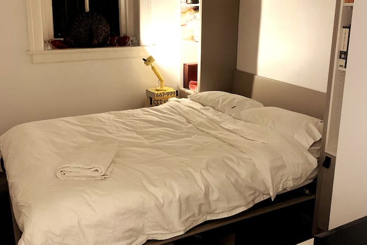 Segundo dormitorio: el escritorio se convierte en cama doble desplegable