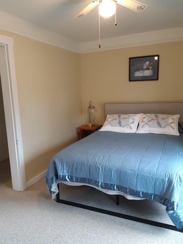 1. spavaća soba s bračnim krevetom i ugrađenim ormarom