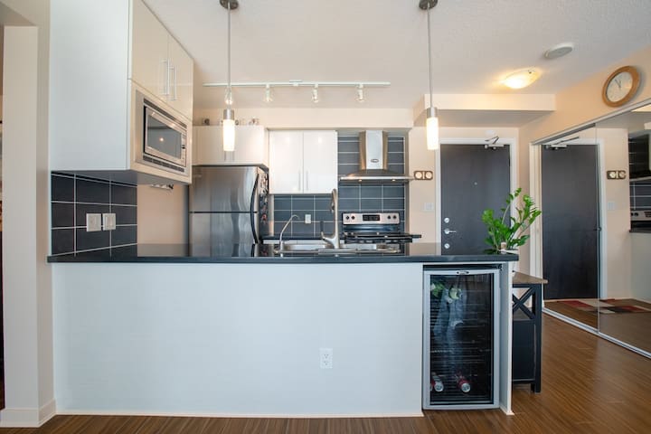 Entire Apartment | Downtown | Parking gallery image 3