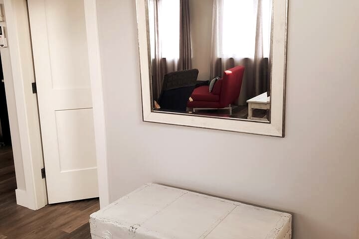 תיבת קיטור ממוחזרת למזוודות שלכם, עם מראה גדולה מדי לצ'ק - אין של המלתחה ברגע האחרון.