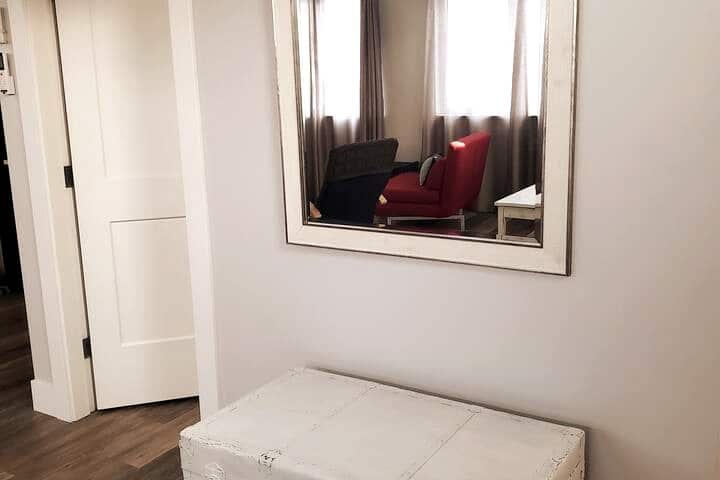 Recyklovaný kufor naparovača pre vašu batožinu s nadmerným zrkadlom na príchod do šatníka na poslednú chvíľu.