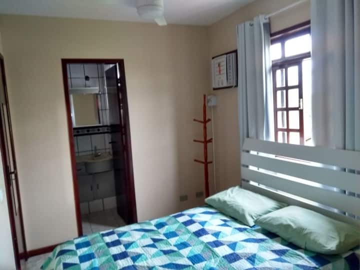Suíte 1 - 1 cama de casal, 1 cama de solteiro, ar condicionado e ventilador de teto.